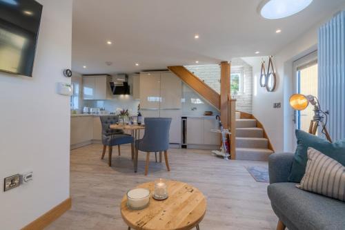 Gotherington House | Hillview Hideaway with Hot Tub