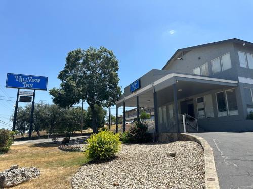 Wetmore Hotel | HillView Inn at Six Flags Fiesta