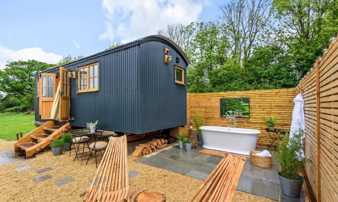 Sherborne Cabin | Hintock, a bespoke shepherds hut offering the magnificent view and outdoor bath