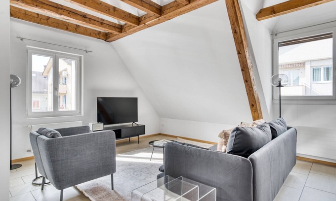 Oerlikon Apartment | Hip Oerlikon 2.5 Room w/Storage, 2 mins to local market, by Blueground