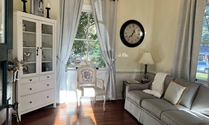 Summerville Historic District Cottage | Historic 1864 DRs Cottage Travel Nurse/Corp. Housing min 4 Nt(disc. 30+days)