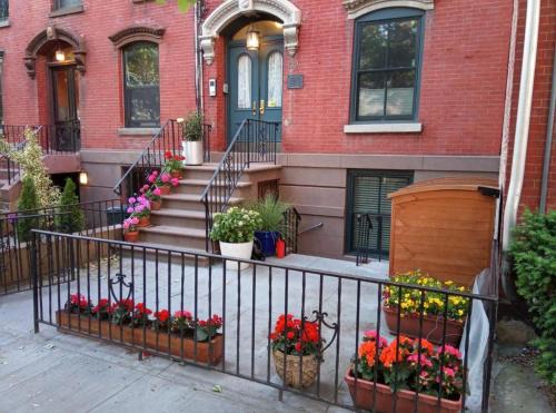 Paulus Hook Apartment | Historic 1869 Brownstone 15 min to NYC downtown