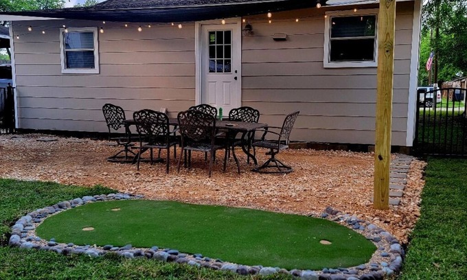 Humble House | Historic 3 bed, 2bath Bungalow Minutes from IAH with Backyard Putting Green!