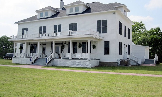 Thomaston House | Historic 3 story 12 room hotel on historic ranch on the Guadalupe River
