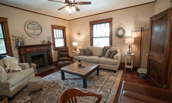 Appomattox House | Historic 3BR Bungalow in the Town of Appomattox