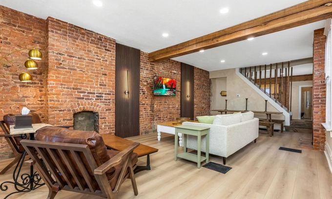 Franklin Park House | Historic 3BR+loft Home Between Franklin Park & East Market w/Private Gate