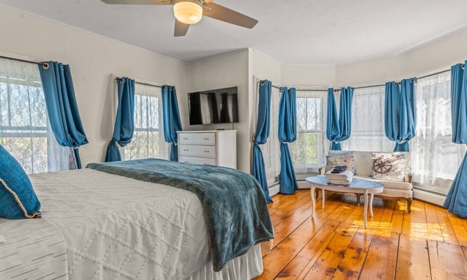 Mystic House | Historic 4BR 3BA Victorian – Steps to Downtown Mystic & Seaport