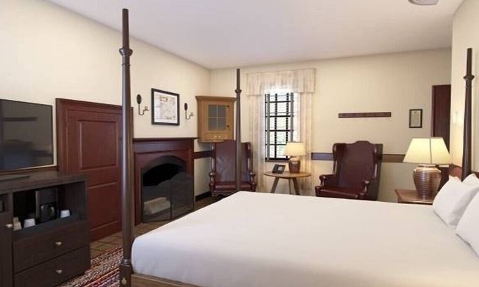 Williamsburg Hotel | Historic Adventures Starts Here! Colonial House Near Historic Williamsburg