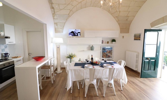 Otranto Apartment | Historic and Central Apartment "Glenda Otranto" with Terrace & Air Conditioning