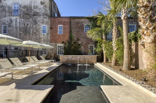 Harleston Village Bed & Breakfast | Historic B&B Veranda King Suite Walk to King