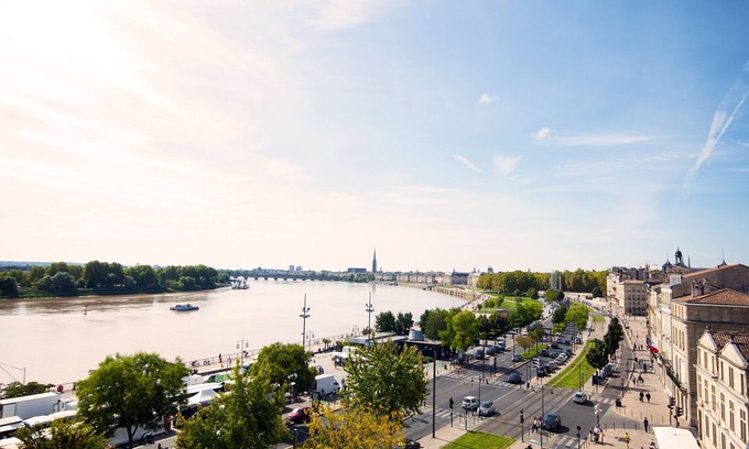 Bordeaux Apartment | Historic center, a terrace over the city and the river, lift, A/C, parking.
