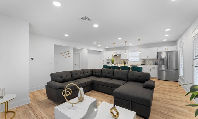 Monte Vista Apartment | Historic Charm Modern Stay Near Zoo, Downtown & Pearl. Fast Wi-Fi, Pet-Friendly!