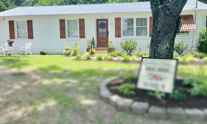 Bell Buckle House | Historic downtown Bell Buckle! Southern Charm Guest House