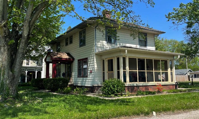Brownsburg House | Historic Downtown Brownsburg Home w/Charm