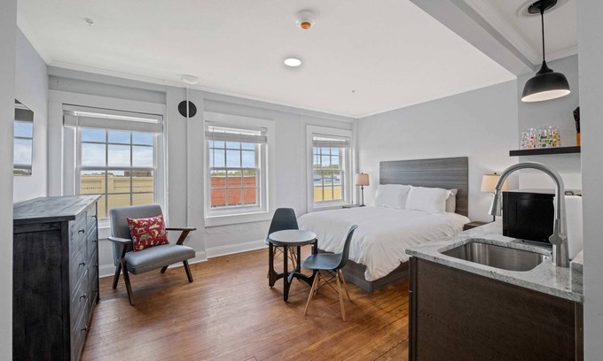 Conway Condo | Historic Elegance Loft in Downtown Conway