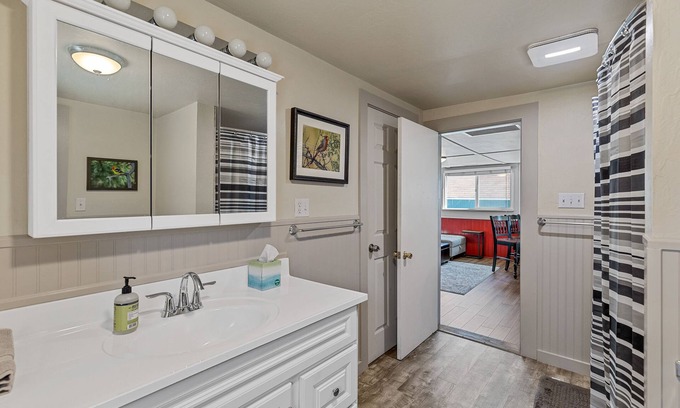 Flagstaff Cottage | Historic Farmhouse close to Downtown