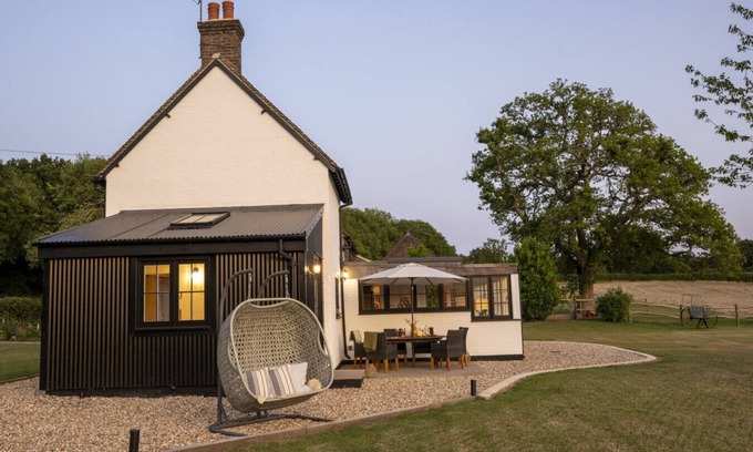 Plumpton Green Cottage | Historic Farmhouse Retreat |South Downs |Sleeps 8