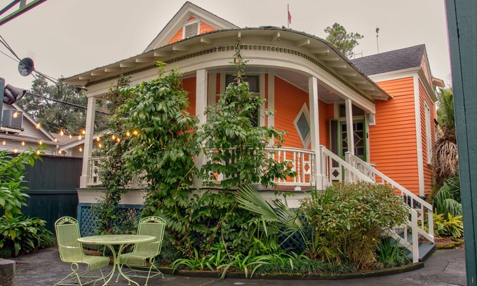 Marlyville - Fontainebleau Apartment | Historic Farmhouse Uptown Near Tulane University