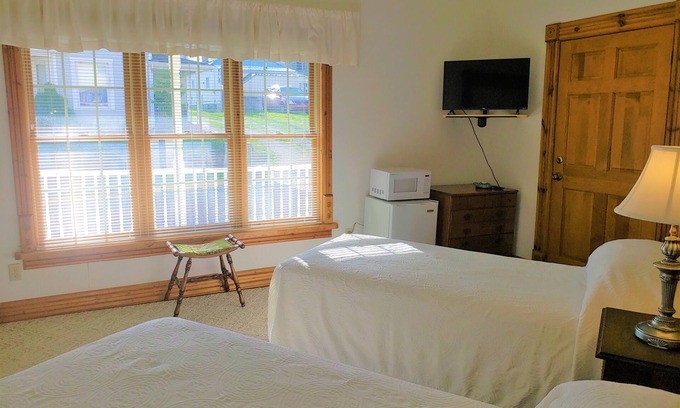 Stockport House | Historic Hardware Inn with River Views: Suite 102