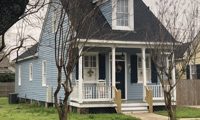 Central Business District House | Historic home in Downtown Mobile next to Civic Center and Mardi Gras parades