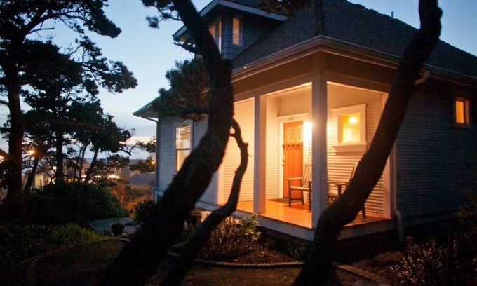 Newport House | Historic Home in Heart of Nye Beach with Ocean Views & Private Outdoor Hot Tub