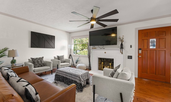 Vancouver House | Historic Home W/RV Hookups + HOT TUB