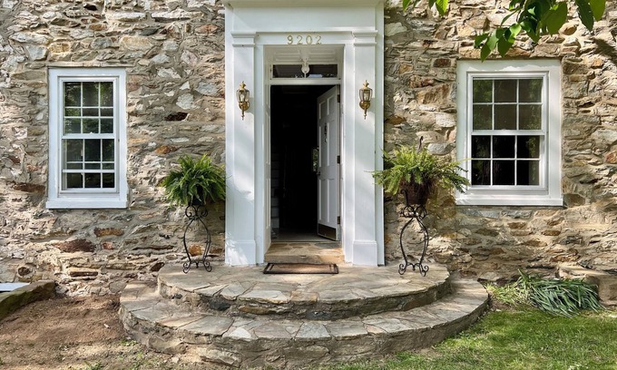 Upperville House | Historic house in Upperville! Wineries, equestrian events, great location!
