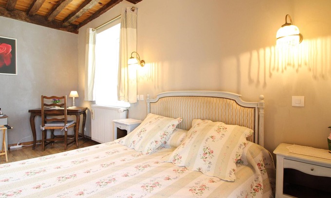 Choye Bed & Breakfast | Historic house with guest rooms and enclosed park in Choye