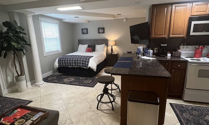 Hyde Park Apartment | HISTORIC HYDE PARK! STEPS TO BAYSHORE, UT, RIVERWALK- 5 STARS!