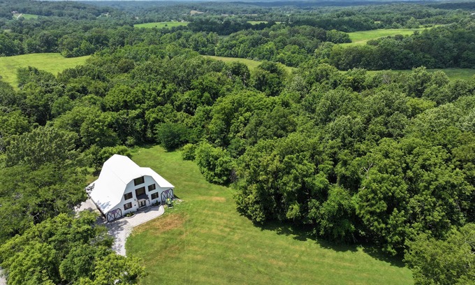 Jonesboro House | Historic luxury refurbished barn - Hiking trails & Shawnee Hills Wine Trail