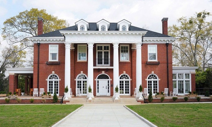 LaGrange House | Historic mansion in the heart of LaGrange. Luxury amenities!
