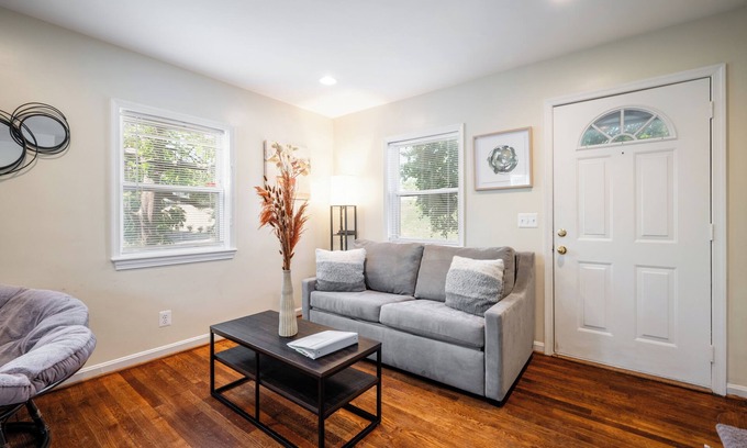 Old Town West House | Historic Old Town+Metro Alexandria Townhome Walk Score 95 King Bed Pet Friendly