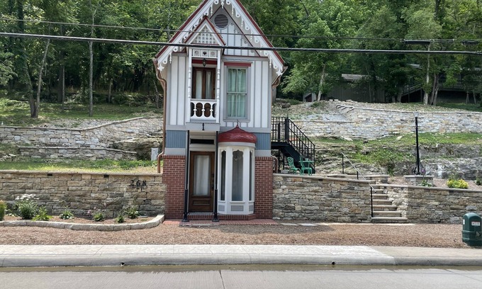Eureka Springs Historic District House | HIstoric Tiny House - Down on Main Street!