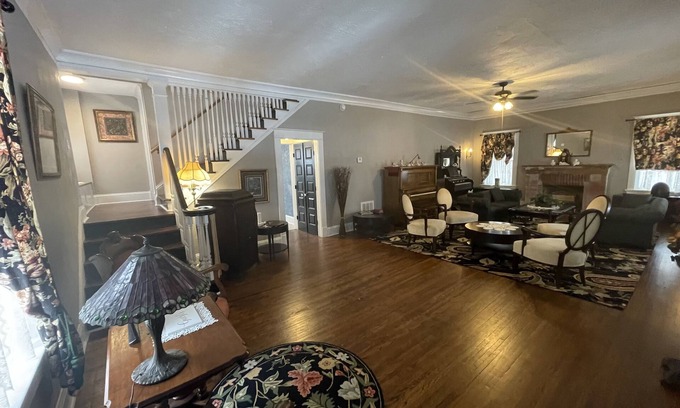 Walnut Street House | Historic Walnut Street Huge Home 8 bedrooms 4 bath