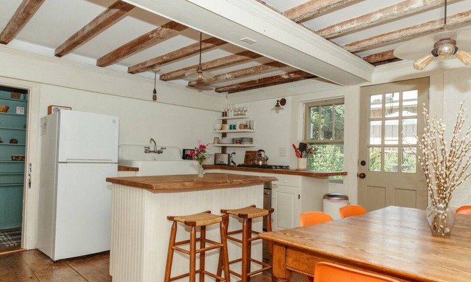 Northampton House | Historic Williams House 2-bedroom downtown Northampton with AC, WiFi
