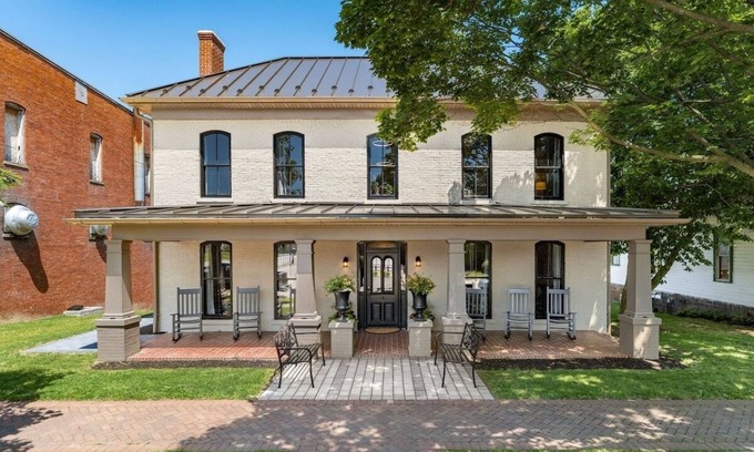 Somerset House | Historical & Quaint Renovated I-House in Downtown Somerset W/Great Walkability