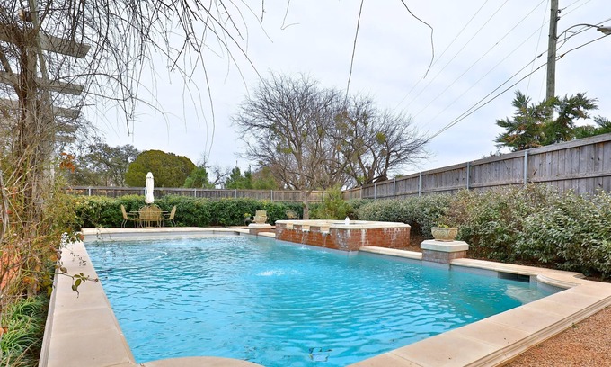 Sayles Blvd. Area Bed & Breakfast | Historical Sayles Blvd close to downtown and colleges