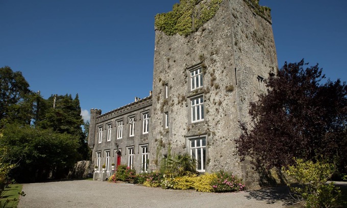 Mullinahone Other | Historically homely castle with stunning wall gardens, perfect for group stays