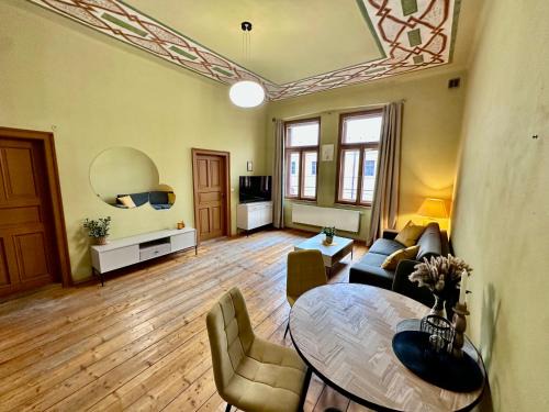 Hradec Kralove Apartment | Historický stylový apartmán v srdci Hradec Králové
