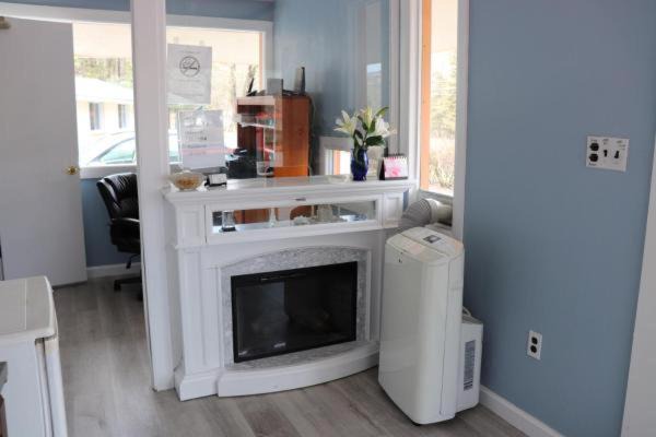 Cornwall Bridge Hotel | Hitching Post Motel