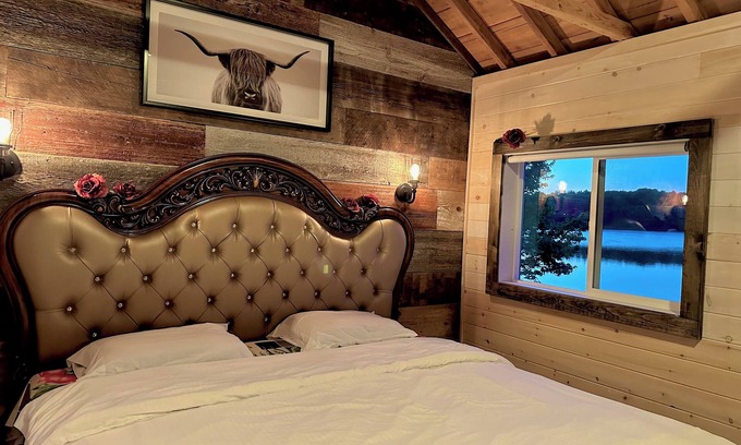 Muskoka Lakes Cabin | HK’S Love Den (Premium Lakefront View~ Muskoka Lake Cottages #1)