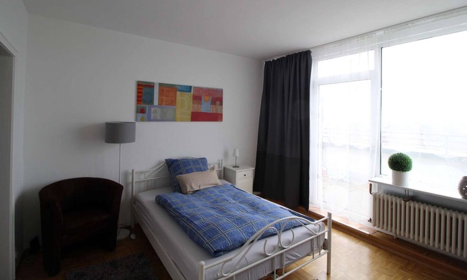 Sankt Augustin Apartment | HÖ01 large apartment with dryer and washing machine