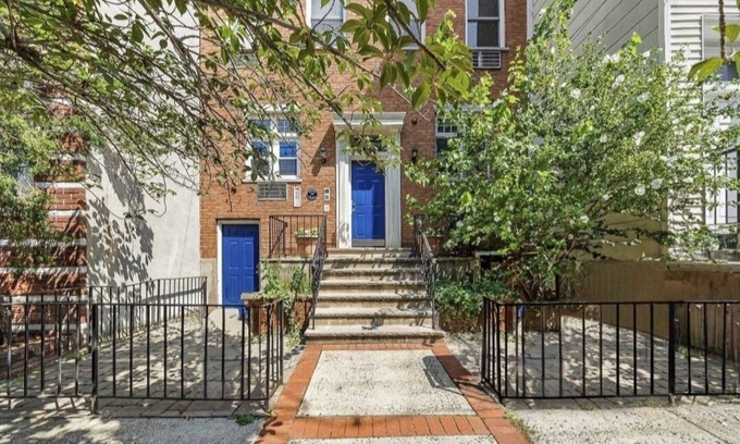 Hoboken Condo | Hoboken Brownstone Condo-1st Fl, 2 Bedrms w/Private Backyard Close to NYC trains