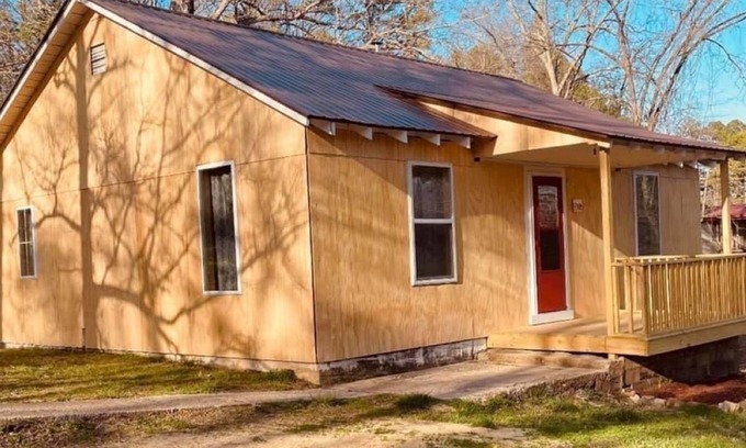 Eminence Cottage | Hogan's Hideout Clyde Manor-Cozy Space to enjoy.