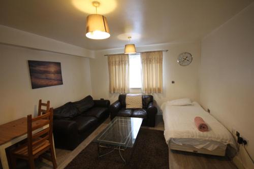 Yiewsley Apartment | Holden Court Apartment - Apt 1