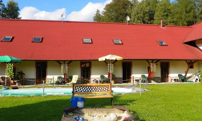Desna Apartment | Holiday apartment with an outdoor pool and WiFi