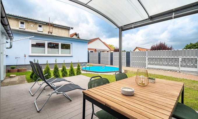 Feldberger Seenlandschaft Apartment | Holiday Apartment 'An Der Alten Bäckerei' with Lake View, Private Pool and Wi-Fi