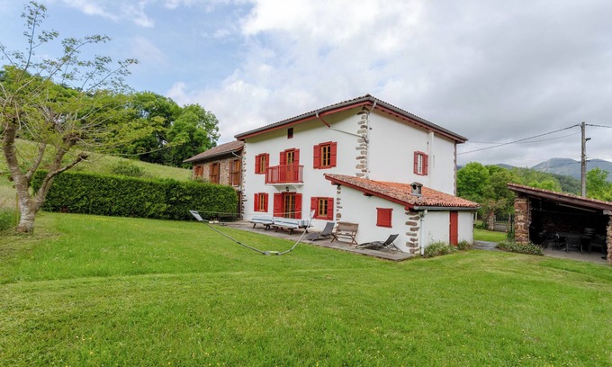 Saint-Etienne-de-Baigorry House | Holiday Home 'Etxaluzenea' with Mountain View, Private Terrace and Wi-Fi