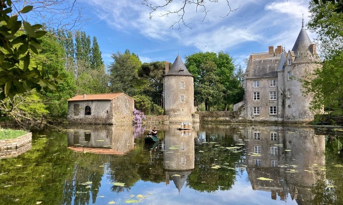 Saint-Hilaire-de-Loulay Other | Holiday in a castle