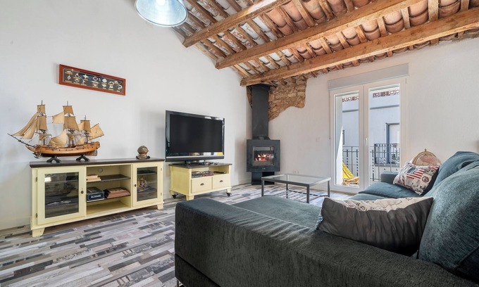 Sant Carles de la Rapita House | Holiday Home 'Ca La Rápita' with Balcony & Wi-Fi